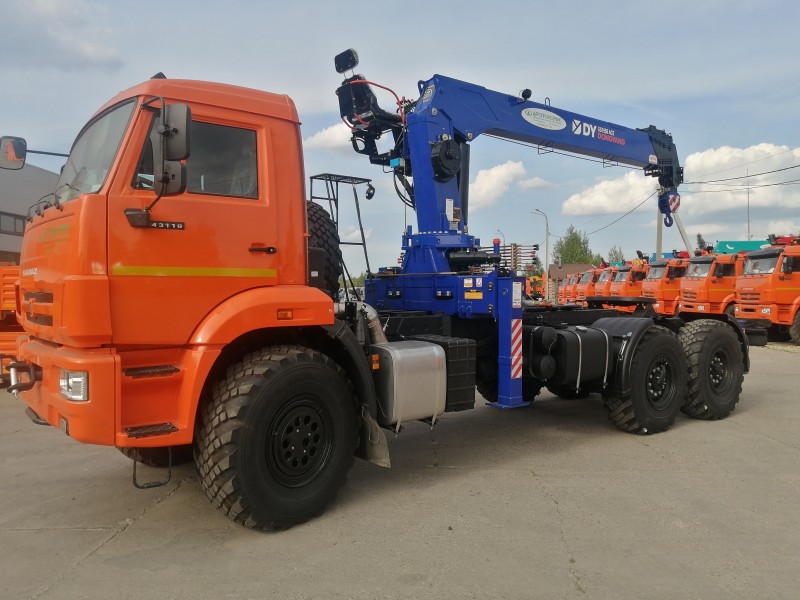 Автомобиль- тягач седельный  438242-02 на шасси КАМАЗ 43118-73094-50 с КМУ DONG YANG SS 1956